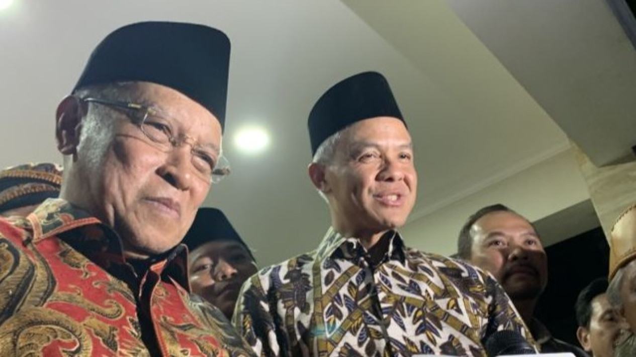 Kiai Asal Yogyakarta Ungkap Silsilah Keluarga Ganjar Pranowo, Ternyata Masih Keturunan Wali Songo
            - galeri foto