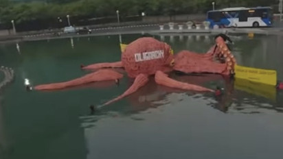 Sempat Diamankan, Polisi Pulangkan 12 Aktivis Greenpeace yang Taruh Gurita Raksasa di Kolam Bundaran HI