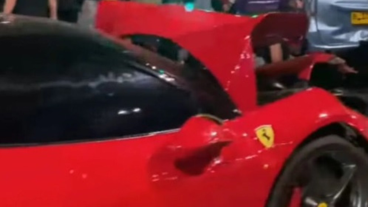 Ferrari Merah Ringsek Usai Tabrakan Beruntun di Senayan, 2 Orang Jadi Korban
            - galeri foto