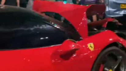 Ferrari Merah Ringsek Usai Tabrakan Beruntun di Senayan, 2 Orang Jadi Korban