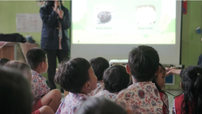 Kunjungi Sekolah di Kota Bogor, Mahasiswa Vokasi IPB University Kenalkan Tanaman Pangan