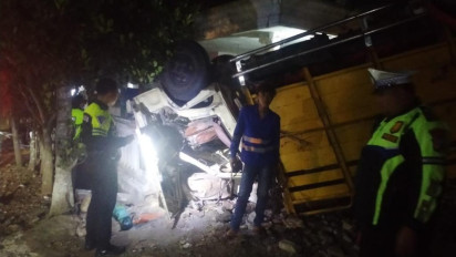 Diduga Rem Blong, Truk Rombongan Wisatawan Lokal Asal Bululawang Tabrak Rumah dan Dua Orang Tewas
