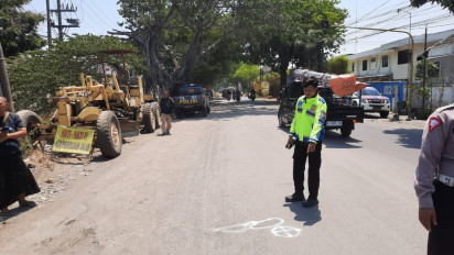 Lewati Jalan Berlubang, Satu Keluarga Tertabrak Truk di Raya Kepatihan Menganti, Gresik, Satu Orang Tewas