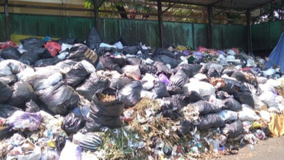 Sampah Menggunung di Kotabaru, Bau Tak Sedap dan Serangan Lalat Ganggu Aktivitas Warga