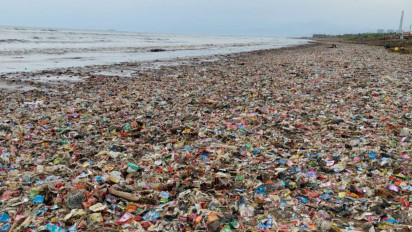 Duh! Bergotong-royong Dibersihkan Selama 4 Hari, Pantai Cibutun Sukabumi Kembali Kotor Dipenuhi Lautan Sampah