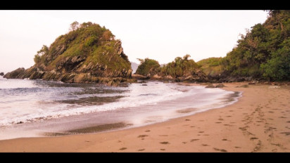 Punya Jembatan Kampung, Destinasi Wisata Pantai Poncomoyo di Banyuwangi makin Eksis