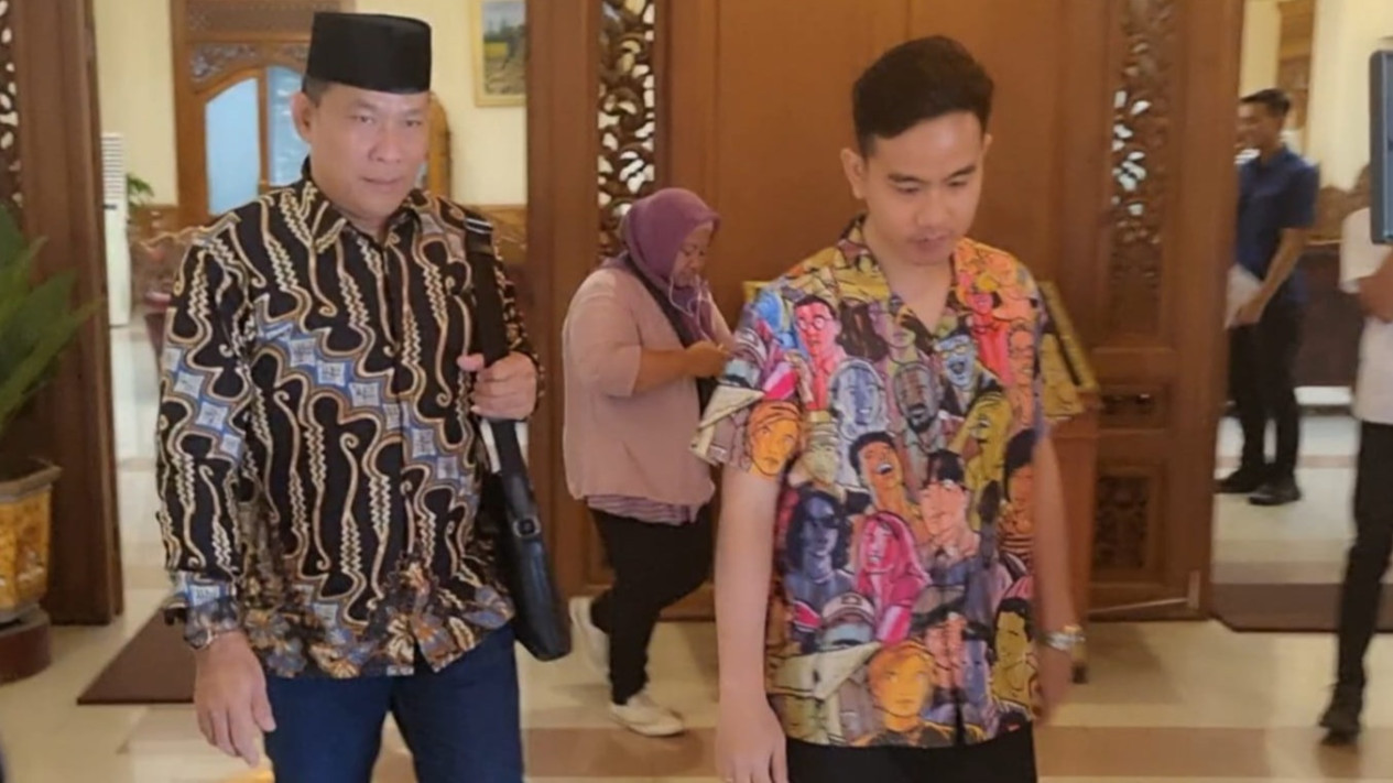 Prabowo Direncanakan Hadiri Konsolidasi Partai di Solo Hari Minggu, Gibran Diundang
            - galeri foto