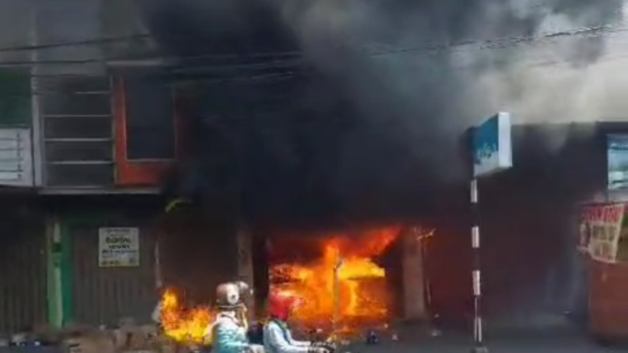 Toko Listrik di Jember Terbakar, PMK Kesulitan Padamkan Api
            - galeri foto