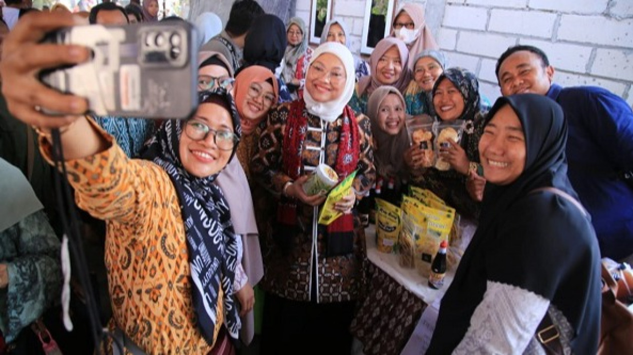 Menaker Apresiasi Pemerintah Desa Kenanga Berdayakan Desmigratif
            - galeri foto