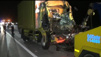 Perbaiki Ban Lepas, Truk Tronton Ditabrak Truk Boks di Jalan Tol Ngawi, Sopir Tewas di Tempat