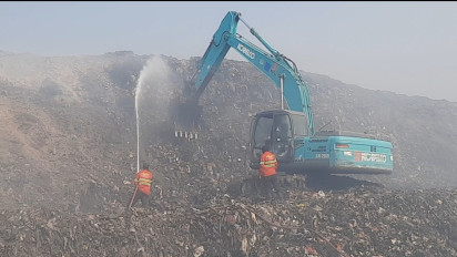 Update Kebakaran TPA di Mojokerto Belum Padam, Warga Cemas Asap Datang Lagi