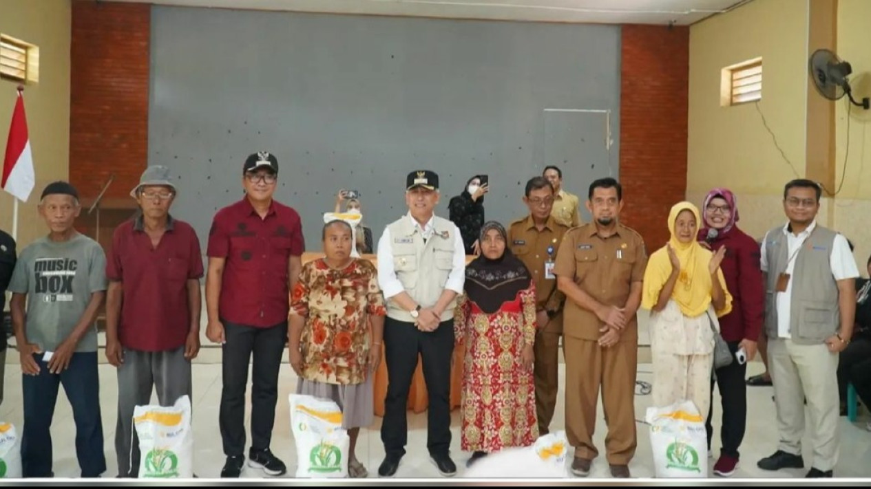 Harga Beras Mahal, Pemkab Nganjuk Bagikan Beras ke 614 Penerima Manfaat
            - galeri foto