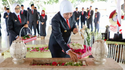 Mengenakan Dasi Merah, Khofifah Ziarah ke Makam Bung Karno: Jangan Lupakan Sejarah!