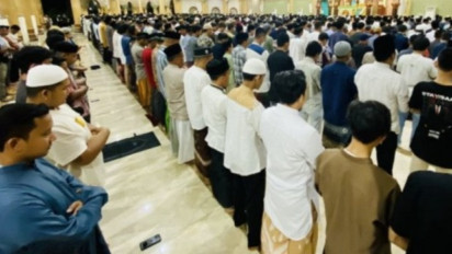 Salaman Setelah Shalat: Sunnah atau Kebiasaan? Ini Penjelasan UAH