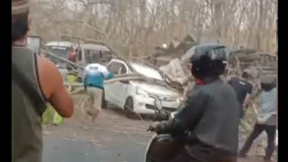 Diduga Rem Blong, Truk Tronton Tabrak Sepeda Motor dan Pohon di Bangkalan, Dua Orang Tewas