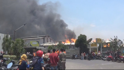 Pabrik Tisu PT Sun Paper Source di Mojokerto, Terbakar Hebat, Karyawan Berhamburan Menyelamatkan Diri