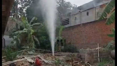 Saat Warga sedang Gali Sumur Tiba-tiba Air dan Gas Setinggi 50 meter Menyembur Keluar di Bogor