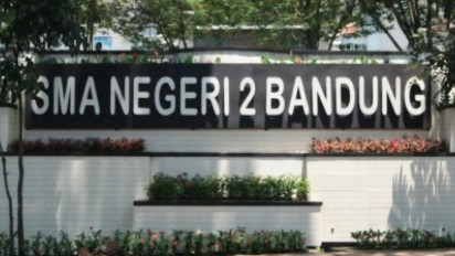 Duduk di Pagar Tembok, Dua Orang Siswa SMAN 2 Bandung Terjatuh dari Lantai Dua