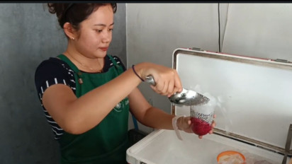 Kemarau Bawa Berkah bagi Penjual Minuman Dingin, Walau Harus Mencari Es Kristal Hingga Luar Daerah