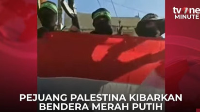 Viral Tiga Pejuang Palestina Bentangkan Bendera Indonesia