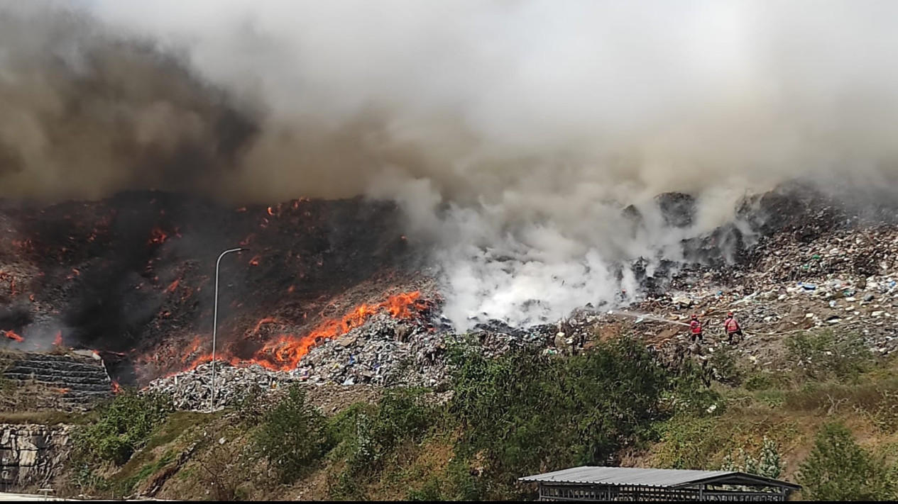 Meski Kepulkan Asap Tebal, Kebakaran di TPA Suwung Tak Ganggu Aktivitas Penerbangan Bandara I Gusti Ngurah Rai 
            - galeri foto