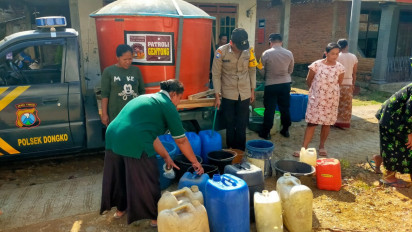 Mobil Patroli Polisi Polsek Dongko Dimodifikasi tuk Dropping Air Bersih ke Warga