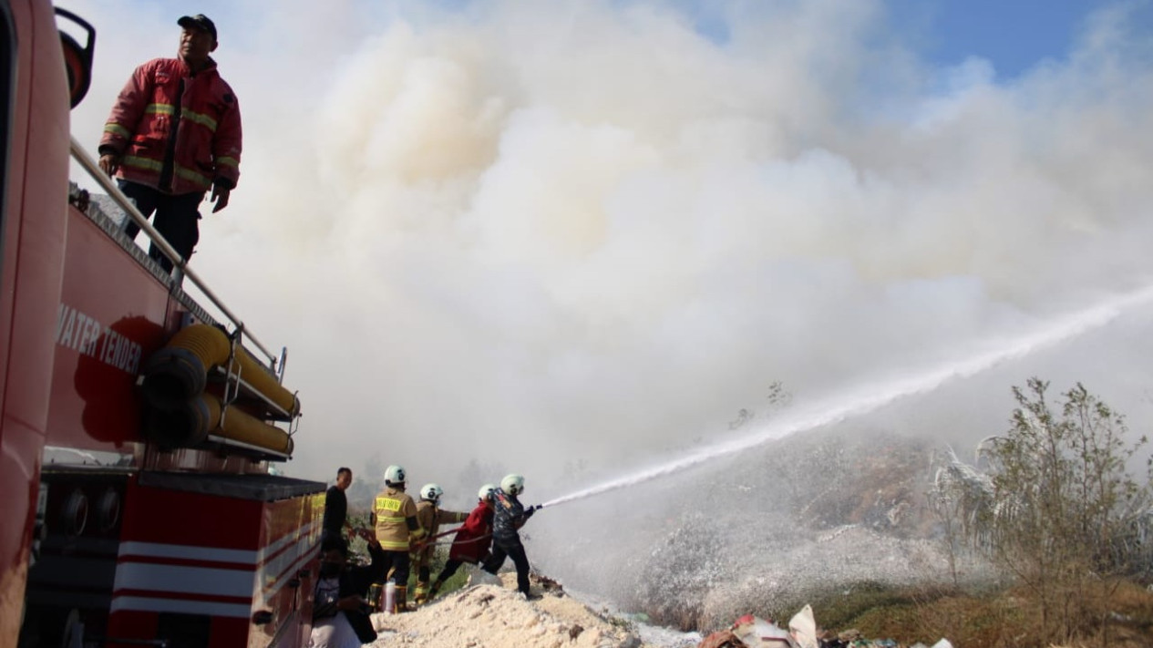 Dampak Kebakaran di TPA Suwung, BPBD Bagikan Tujuh Ribu Masker untuk Warga
            - galeri foto