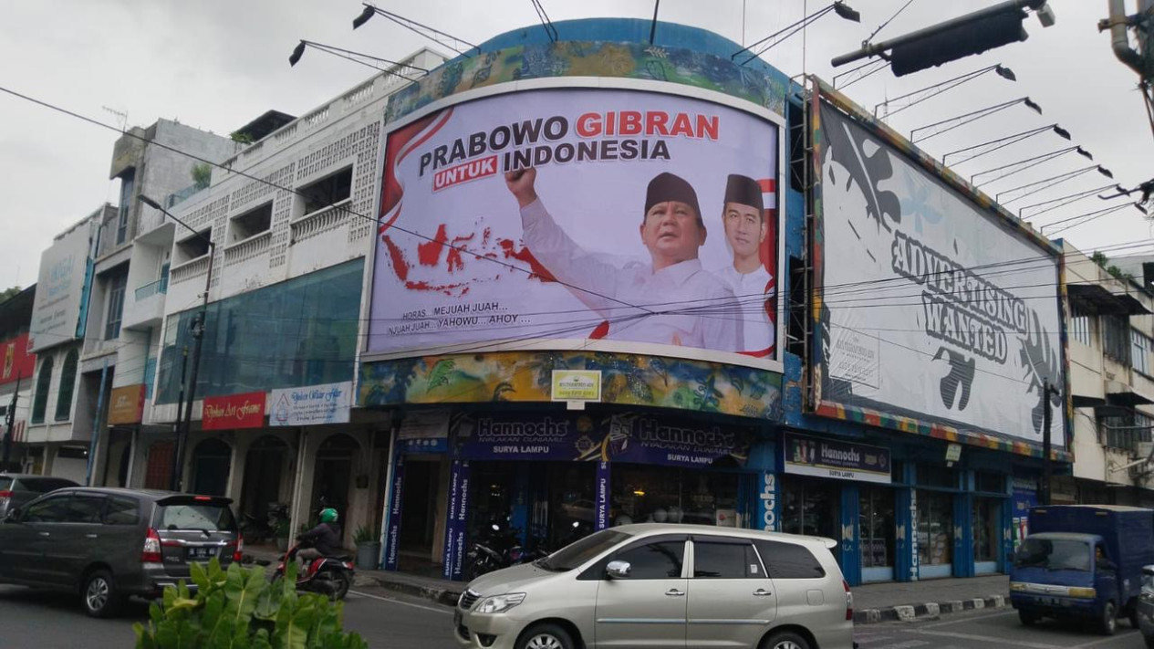 Sejumlah Baliho Raksasa Prabowo Gibran Marak Hiasi Jalanan Kota Medan
            - galeri foto