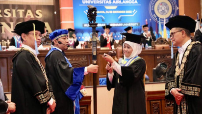 Raih Gelar Doktor Honoris Causa Bidang Ilmu Ekonomi dari FEB Unair, Gubernur Khofifah Orasi Ilmiah Reformasi Perlindungan Sosial