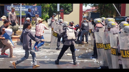 Ratusan Massa Kepung Kantor KPU Luwu, Satu Demonstran Terluka Dalam Simulasi Jelang Pilkada
