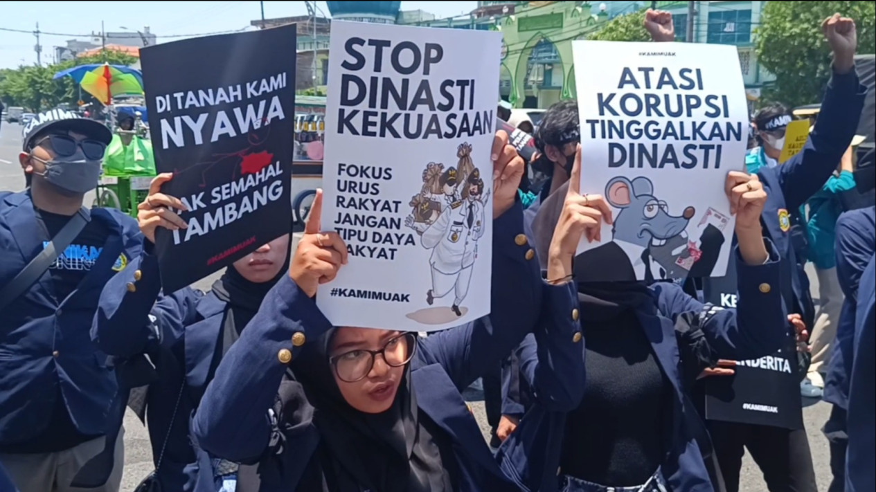 Tolak Gugatan Mahkamah Konstitusi, Aliansi Mahasiswa Jawa Timur Duduki Kantor DPRD Jatim
            - galeri foto