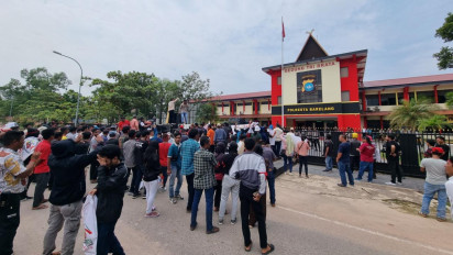 Tak Terima Ketua Organisasi Puguyuban Ditahan Polisi, Massa Datangi  Polresta Barelang