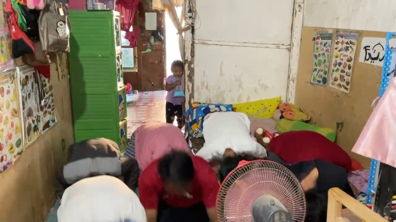 Warga di Lamongan Sujud Syukur Atas Putusan Mahkamah Konstitusi soal Usia Cawapres
            - galeri foto