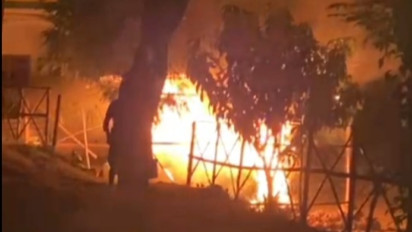 Minibus di Sampang Terbakar di Parkiran Rumah Warga, Viral di Medsos