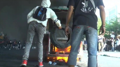 Aksi Demontrasi Tolak Putusan MK di Makassar Diwarnai Aksi Bakar Becak Motor