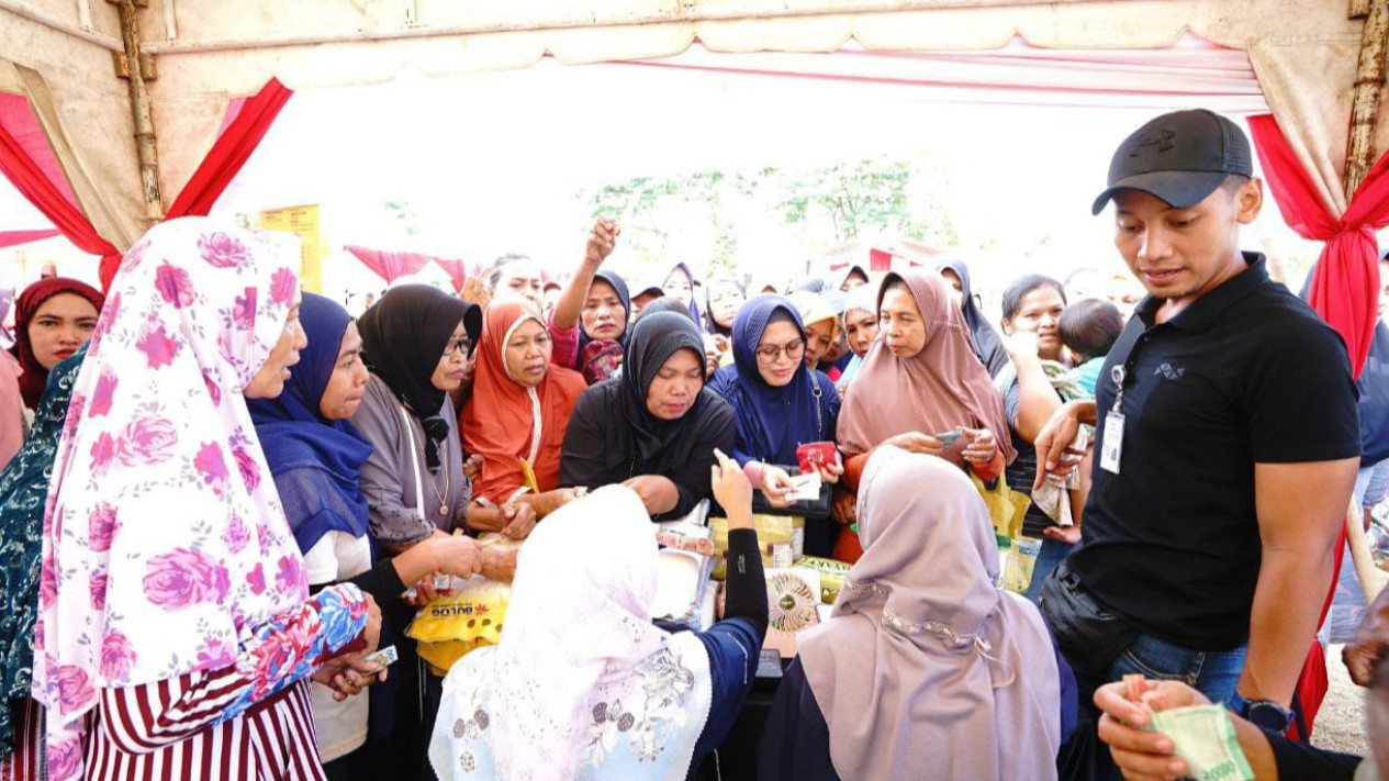 Harga Sembako Melambung Tinggi, Warga Banyuwangi Berebut Pasar Murah
            - galeri foto