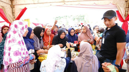 Harga Sembako Melambung Tinggi, Warga Banyuwangi Berebut Pasar Murah