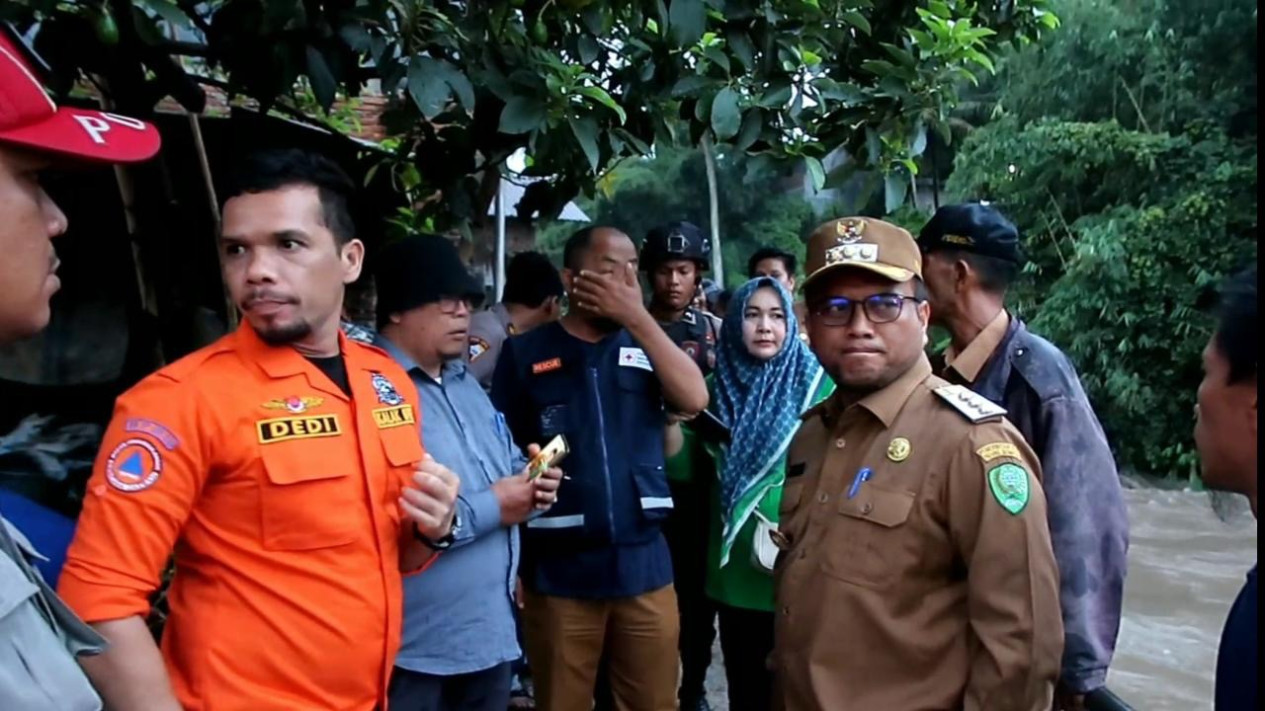 Sungai Batang Ayumi Padangsidimpuan Meluap, 5 Anak Hanyut 3 di Antaranya Selamat 2 Hilang
            - galeri foto