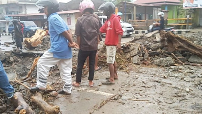 Banjir di Lubuk Sikaping Sudah Surut, Warga Mulai Bersih-bersih