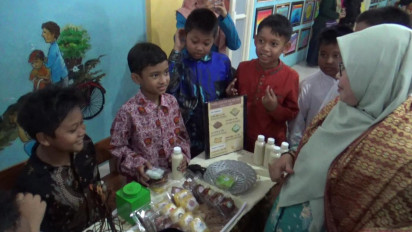 Melatih Jiwa Kewirausahaan Sejak Dini, Siswa-Siswi MI di Surabaya Jualan Jajanan Tradisional