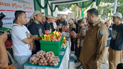 Harga Sembako Melejit, Puluhan Emak-emak di Probolinggo Serbu Operasi Pasar Murah