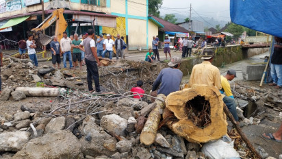 Petugas Normalisasi Sungai Batang Paninggahan yang Tersumbat Material Banjir Bandang