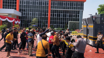 Puluhan Polisi Terlibat Bentrok dengan Massa Pengunjukrasa di Gresik, Ternyata Ini yang Terjadi