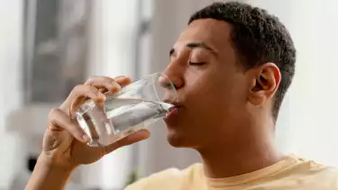 Ilustrasi minum air putih dengan suhu ruangan atau suhu kamar.