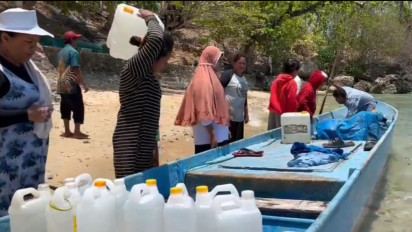 Bertaruh Nyawa, Warga di Buton Tengah Seberangi Lautan Untuk Dapatkan Air Bersih