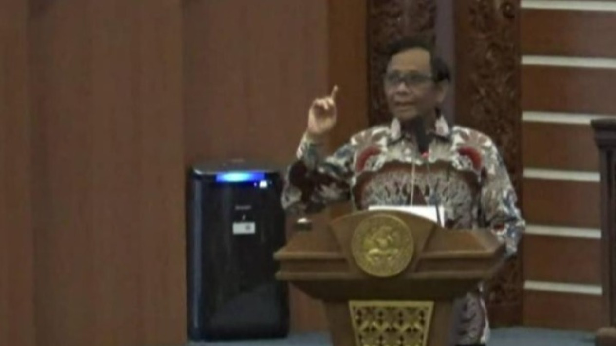 Mahfud MD Sebut Banyak Oknum Penegak Hukum Nakal dan Curang: Jadi Beking hingga Jual Beli Pasal-pasal Hukum
            - galeri foto