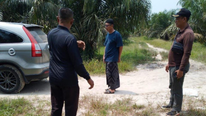 Viral! Kapolsek Bunga Raya Siak Bawa Tahanan Kasus Korupsi Keluar Sel Tanpa Borgol Lihat Kebun Sawit