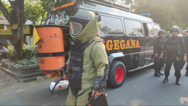 Tim Jihandak Brimob Polda DIY Evakuasi Benda Diduga Bom di Patangpuluhan Yogyakarta