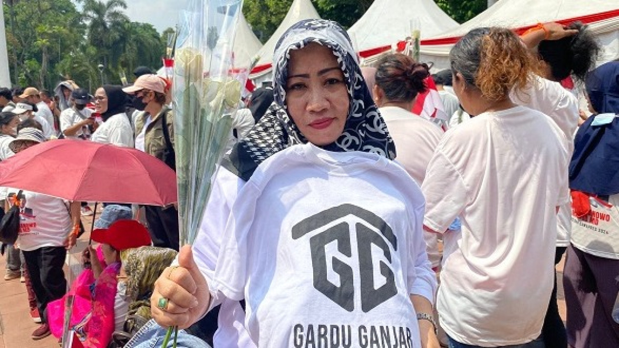 Sambil Bawa Bunga Mawar dan Bendera, Seorang Relawan Mengaku Diundang Kawal Ganjar-Mahfud ke KPU
            - galeri foto