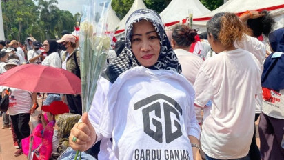 Sambil Bawa Bunga Mawar dan Bendera, Seorang Relawan Mengaku Diundang Kawal Ganjar-Mahfud ke KPU
